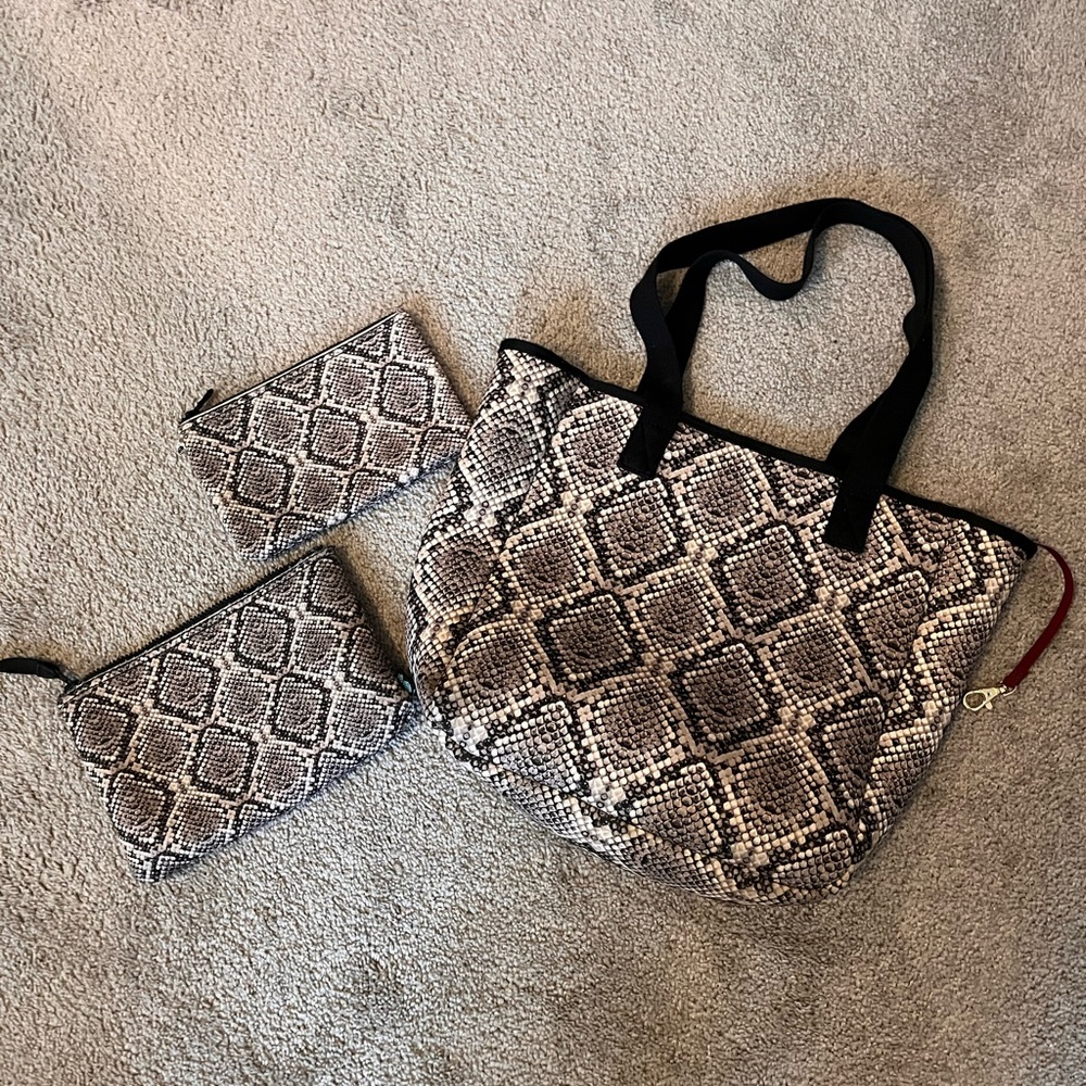 🆕 Tommy Bahama Black, Beige Gray Snake Print Tote 3 piece Set like new - Picture 2 of 11